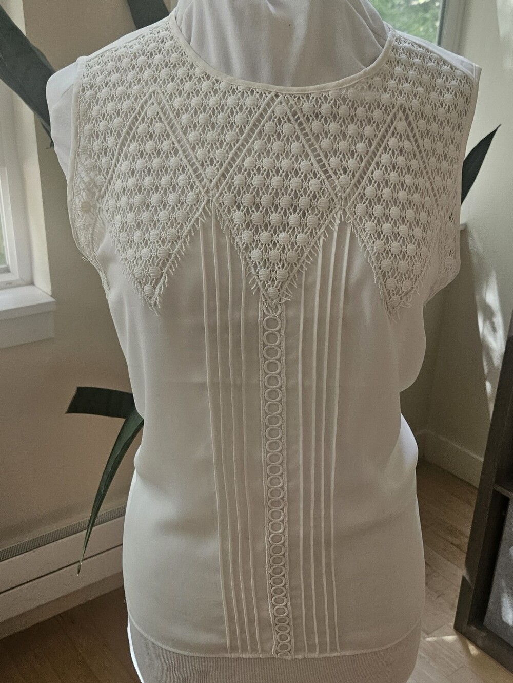 Express Pretty Ivory Crochet Pintuck Sleeveless Blouse Top Size M Versatile